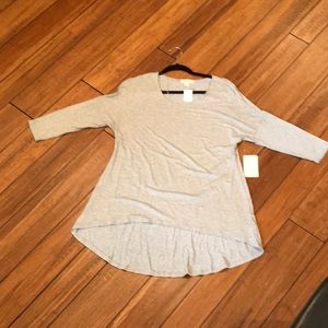 Light gray Misia shirt with flowing bottom